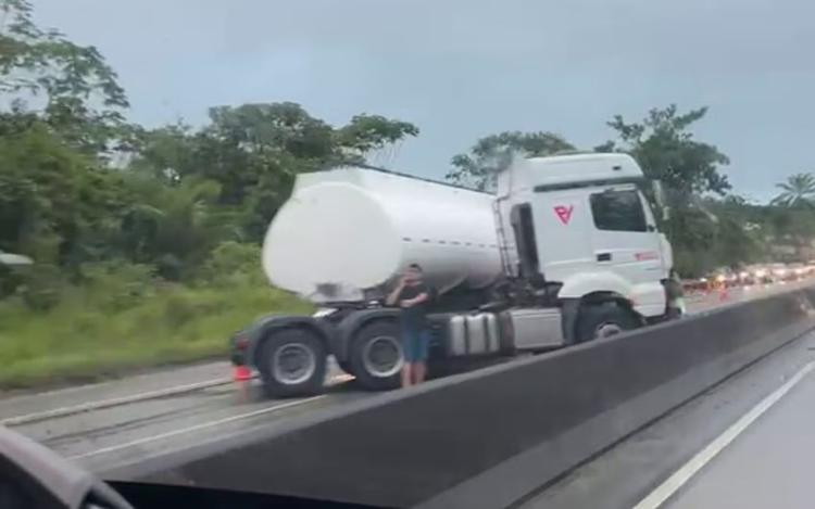 VÍDEO: Acidente com carreta na BR-101 deixa trânsito lento em Itaporanga D’Ajuda
