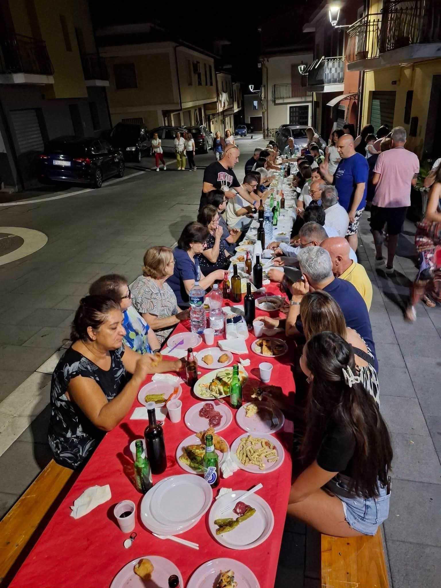 San Pietro al Tanagro, grande successo per la prima cena del vicinato