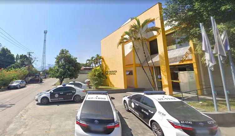 Bebê de 5 meses arremessado por pai em calçada teve fratura no fêmur e leve traumatismo crânioencefálico, diz delegada
