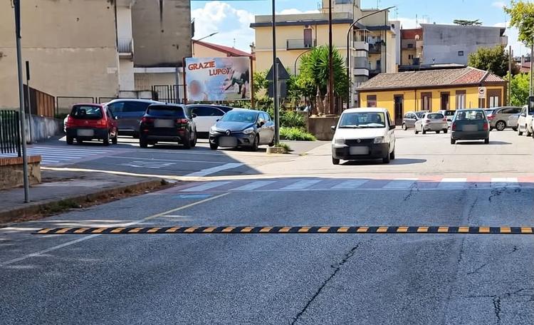 Nuovo dosso in via on. Luigi Longo In prossimità dell’ingresso della scuola primaria Brogna. Nei prossimi giorni si inte...