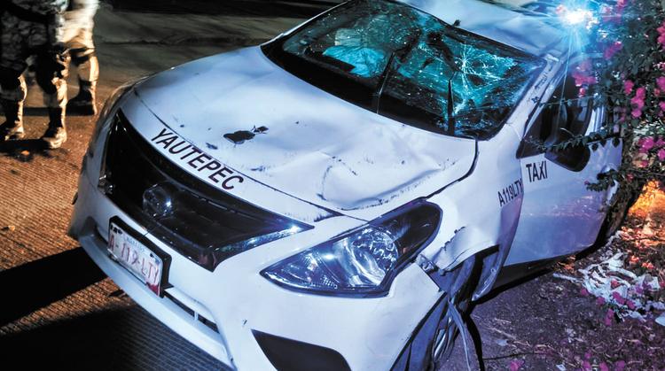 Se salva de milagro: Vuelca taxista por circular a exceso de velocidad