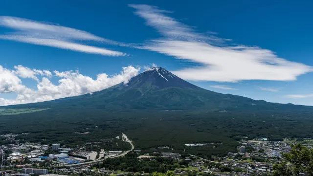 Pai deixa filho de 7 anos sozinho no Monte Fuji para continuar caminhada