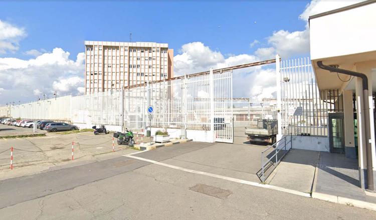 TORINO – Carcere, due giorni di violenza: incendio in cella e agenti feriti
