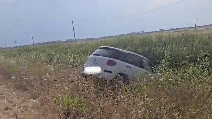 Taranto, auto finisce in un canale sulla strada della Salina