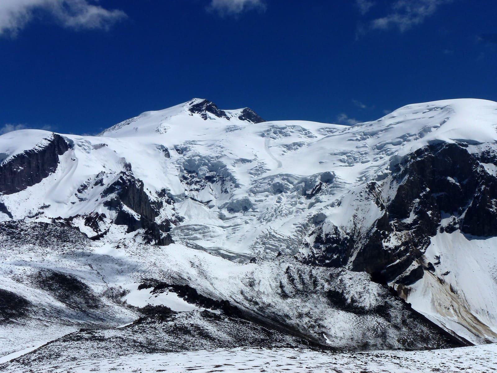 Colombian Mountaineer Eduardo Mongua Prepares to Climb Mount Elbrus in Russia