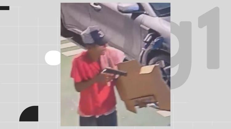 Assaltante usa arma falsa para tentar roubar motorista que carregava carro elétrico em posto de combustíveis; VÍDEO