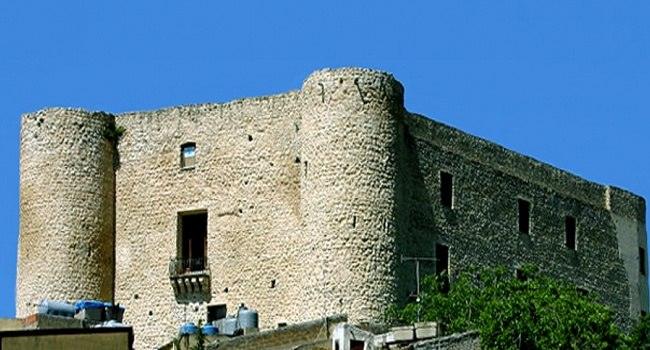 In occasione della Santa Pasqua, domenica e lunedì il castello e il teatro saranno aperti.