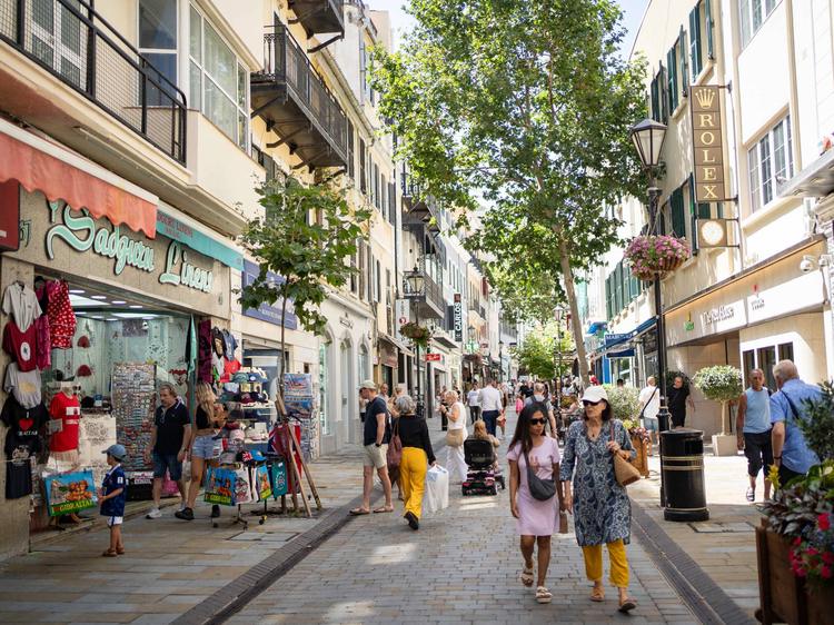 Escena en una de las calles comerciales de Gibraltar. (F. R.)