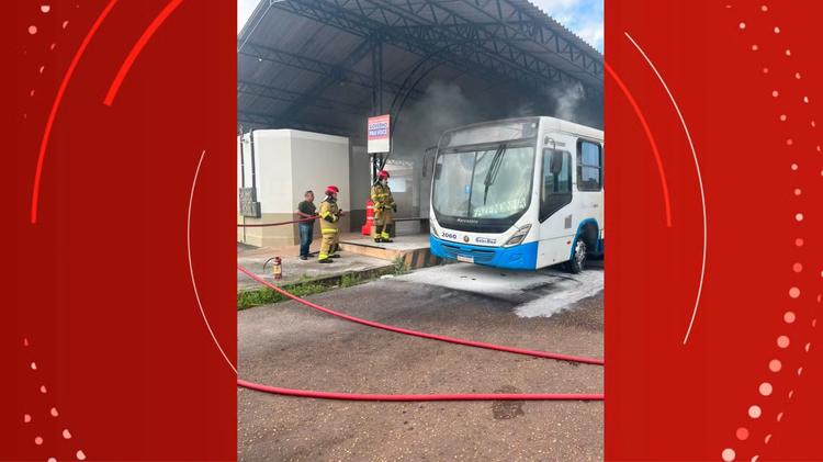 Ônibus parado pega fogo em terminal de Santana, no Amapá