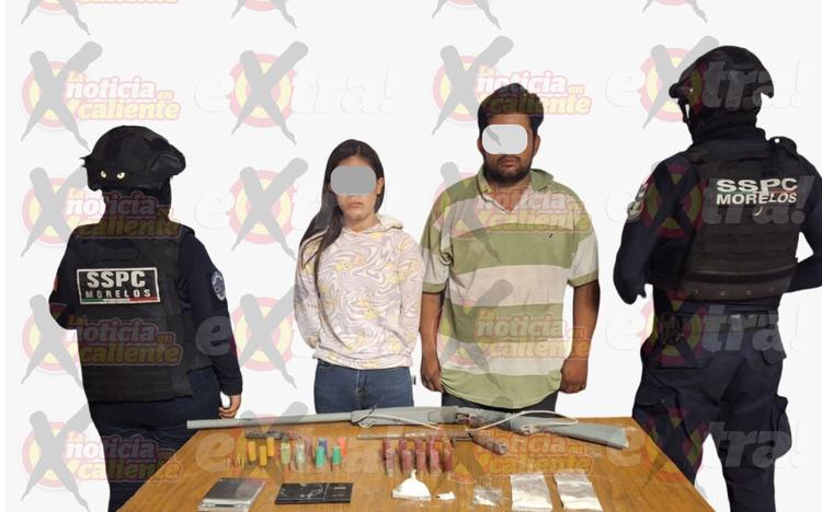 ¡Impactante! Pareja cae con arsenal y motos robadas junto a panteón en el Oriente de Morelos