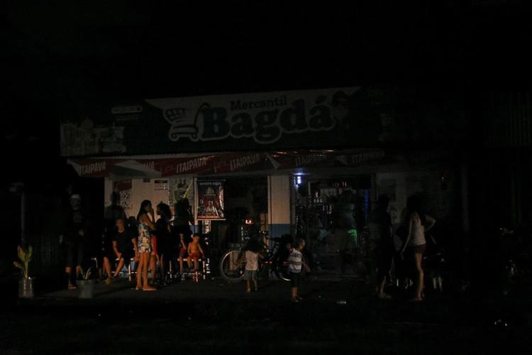 Mercado fechado na Macapá às escuras durante o apagão: comerciantes perderam mercadorias e equipamentos em drama para pequenos negócios do Amapá (Foto: Rudja Santos / Amazônia Real - 07/11/2020)