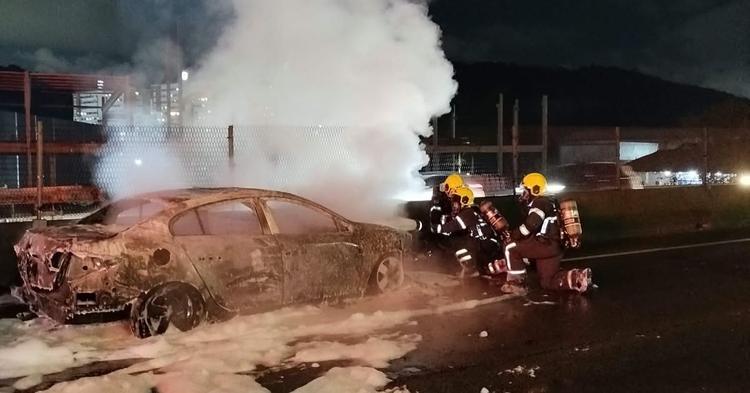 Carro pega fogo na BR-101 em Itajaí e deixa trânsito parcialmente interditado