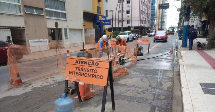 Obra na rede de esgoto altera trânsito na Rua 3700 a partir desta segunda-feira; confira o trecho