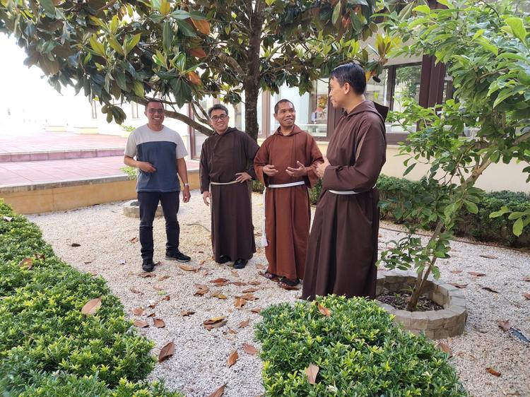 Irmãos da Ásia (Indonésia e Timor-Leste) juntos ao final da tarde