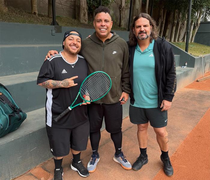Membros do Angra e Korn jogam tênis na casa de Ronaldo Fenômeno: "Quão doido é isso?"