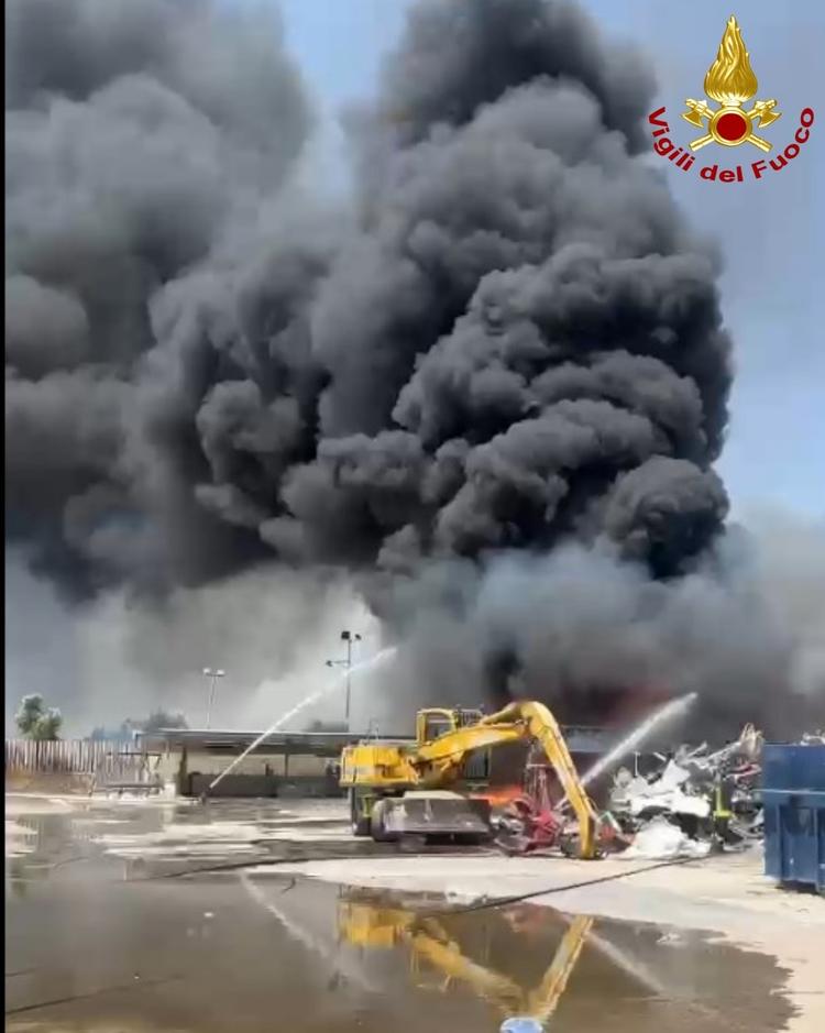 Bari, incendio nel campo rom Japigia: domate le fiamme