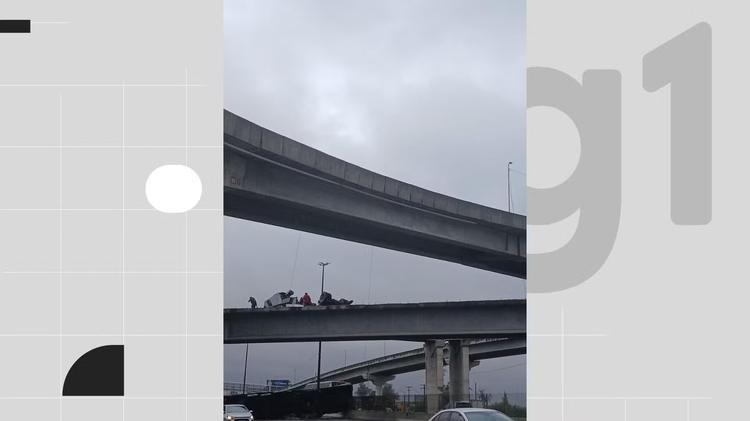 Acidente envolve 2 caminhões, que tombam e trânsito é parcialmente bloqueado em uma das entradas de Porto Alegre; 2 morreram