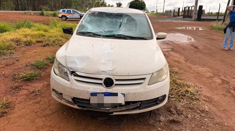 Corredor fica gravemente ferido ao ser atropelado por carro que desviava de caminhão em ultrapassagem na MG-235
