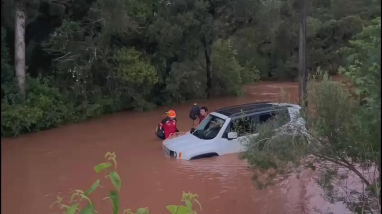Duas pessoas são resgatadas após carro ser arrastado por correnteza em cidade atingida por temporal no RS