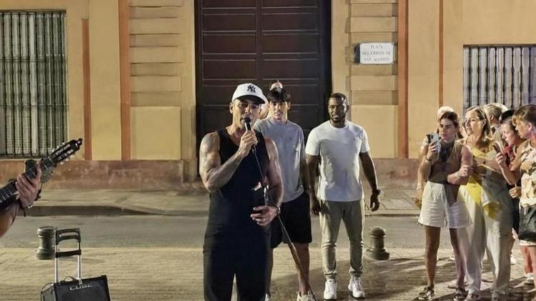 Robbie Williams sorprende en Sevilla con una actuación callejera