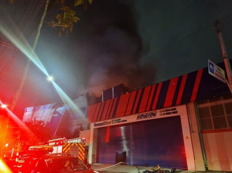 Incêndio de grandes proporções atinge dois galpões na Lapa, na Zona Oeste de São Paulo