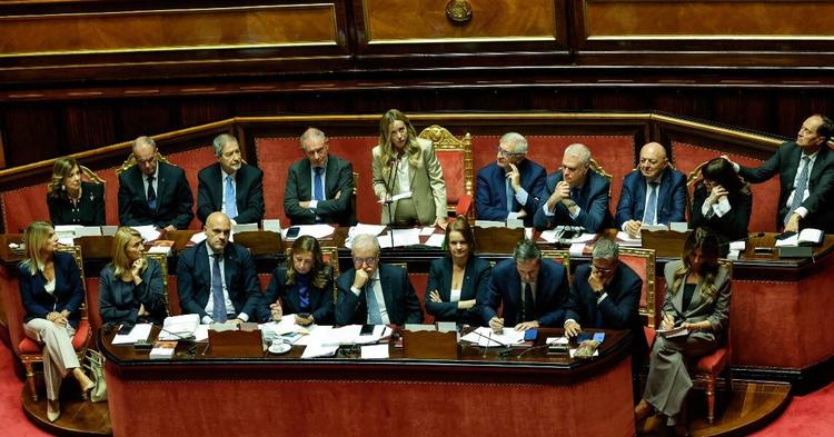 Meloni spiazza il Parlamento sull'Ucraina: due risoluzioni della maggioranza, Vannacci vota sì alla tregua