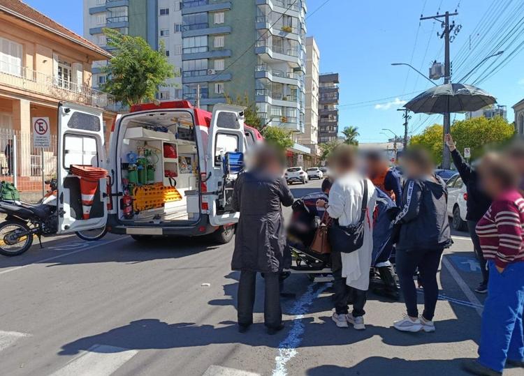 Mulher é atropelada no centro de Farroupilha