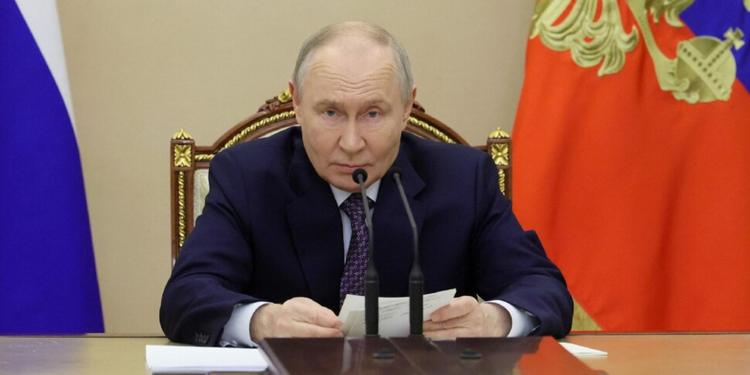 Sangue prima della tregua: oltre 20 morti nei raid russi sull'Ucraina. Zelensky: "Da loro solo propaganda". E Mosca taglia internet prima della parata