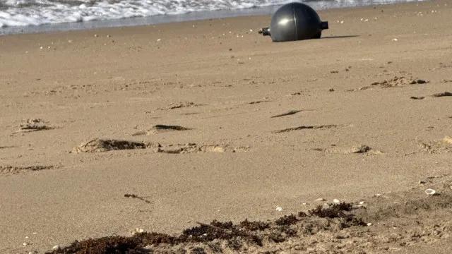 Mistério das esferas metálicas em praia da Austrália ganha explicação