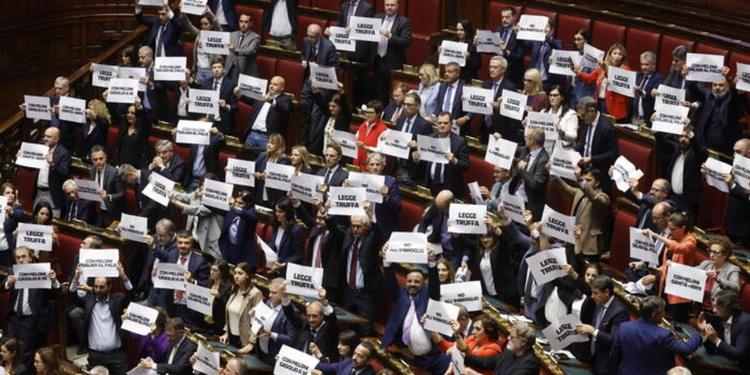 Ok definitivo alla riforma elettorale: la Camera approva il "Melonellum". Scoppia la protesta delle opposizioni, pronti i ricorsi alla Consulta
