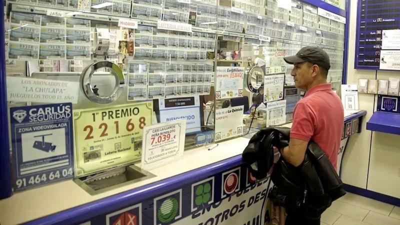 Ganó una fortuna en la lotería, pero nadie le cree: la insólita razón por la que su familia piensa que es una broma pesada