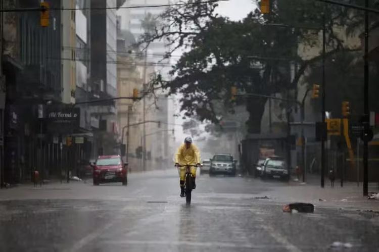 Defesa Civil do Rio Grande do Sul emite alerta para temporais: o que são os 'rios atmosféricos', um dos fatores da previsão de chuvas