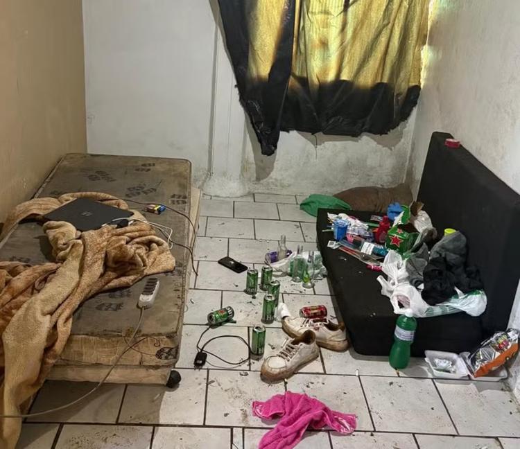 Jovem mantida em cárcere privado e ameaçada com vazamento de vídeos íntimos é resgatada em SC