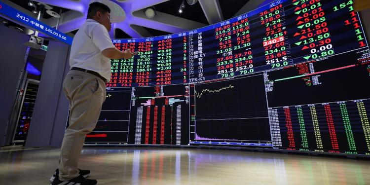 La tregua tra Usa e Iran fa volare le Borse: petrolio giù oltre il 5%, gas -9,5%. Wall Street a nuovi massimi