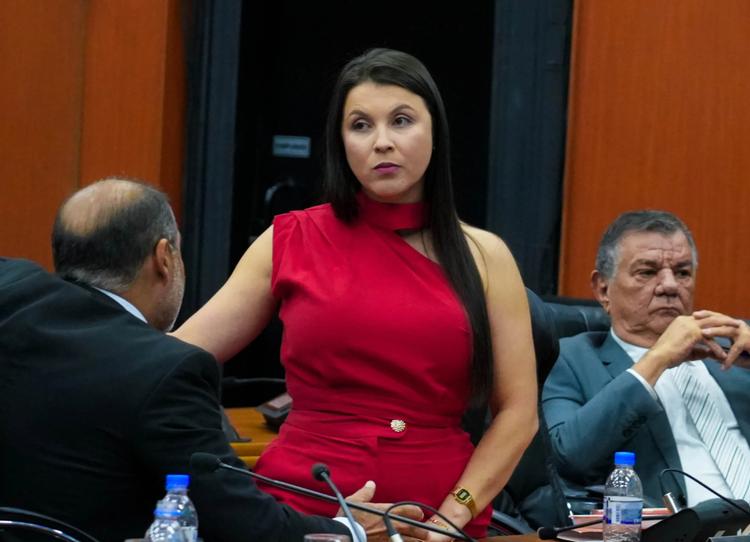 PF apreende dólares e envelopes com dinheiro vivo na casa de deputada alvo de operação em RR