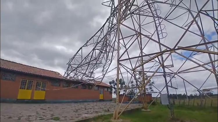 Mais de cem alunos estão sem aulas há 10 dias após torre de telefonia cair sobre escola durante temporal no RS