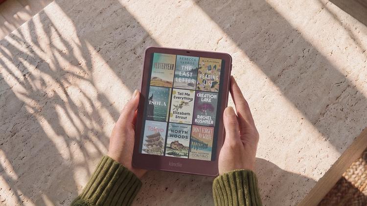 kindle colorsoft held in hands in sunlight