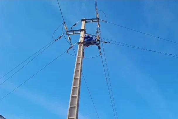 تسلق أعمدة الضغط المرتفع..موضة احتجاج غريبة تستوجب الحزم في التعامل