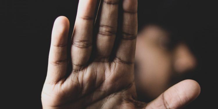 «Gli è stata strappata l'infanzia in un istante». Abusi su un ragazzino: arrestato commerciante di 47 anni nel Napoletano