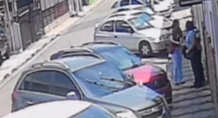 VÍDEO: mulher de 64 anos tem bolsa com mais de R$ 1 mil furtada após golpe em Mogi das Cruzes