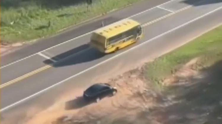 VÍDEO: carro com mais de 200 kg de maconha perde controle durante perseguição no Paraná, bate em barranco e adolescentes fogem a pé