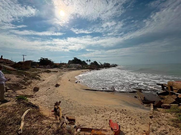 Equipe multidisciplinar começa a investigar o avanço do mar em Atafona, em São João da Barra