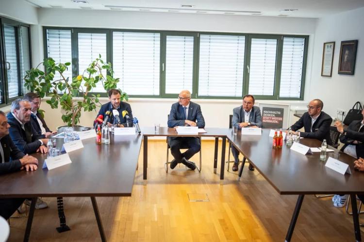 Zeigen sich geeint im Kampf gegen den Transit am Brenner: LH Anton Mattle und die Bürgermeister des Wipptales. Foto: Land Tirol/Fitsch