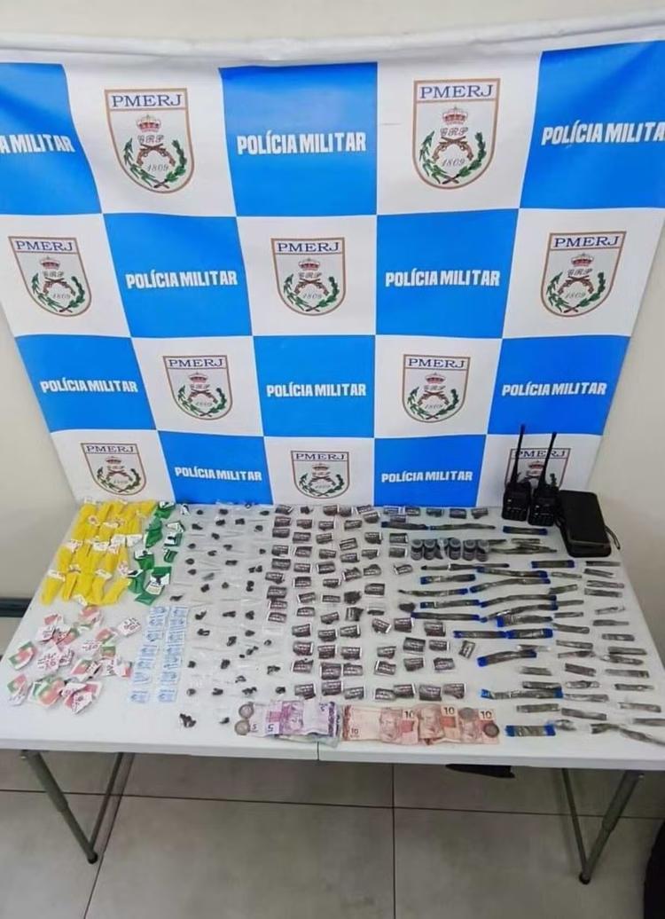 Jovem é preso com drogas após tentar fugir de abordagem em Volta Redonda