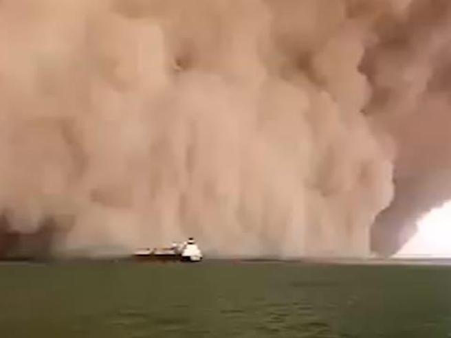 Incredibile tempesta di sabbia nel Canale di Suez