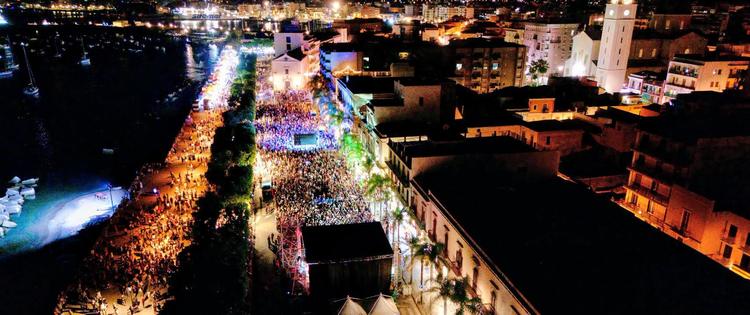 Migliaia di persone in Marina Garibaldi per Ermal Meta e Rocco Hunt. Entusiasmo alle stelle per i due artisti. La soddisfazione del Sindaco
