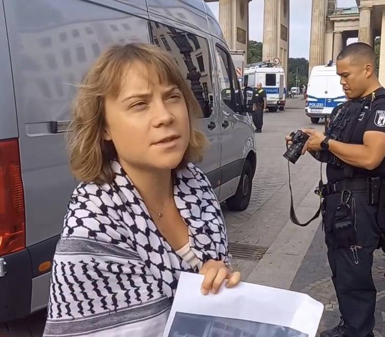 Greta Thunberg si incolla davanti alla Rheinmetall: blitz a Berlino contro le armi per il Medio Oriente
