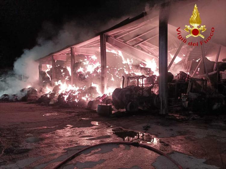 CALLIANO MONFERRATO – Grosso incendio in azienda agricola (FOTO)