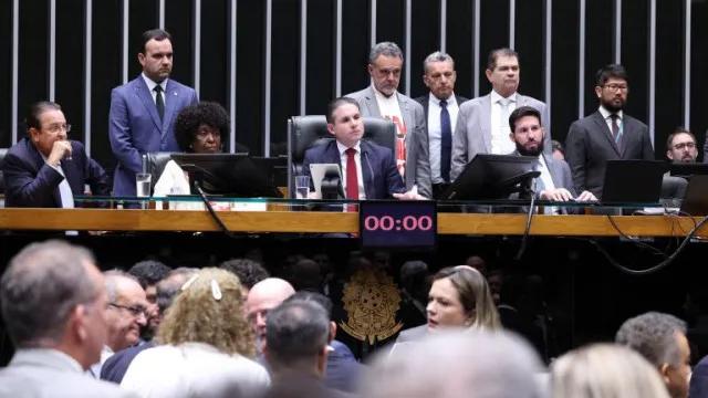 Câmara aprova em primeiro turno PEC que acaba com escala 6x1 e reduz jornada para 40 horas