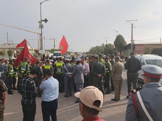 ساكنة دوار العطاونة بتمصلوحت ينظمون مسيرة احتجاجية صوب ولاية جهة مراكش